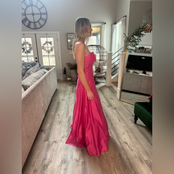 Jessica McClintock Pink Prom Dress
Tag says 9 but fits like 6 - Picture 4 of 5